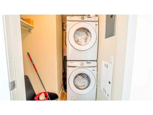 608-210 15 Avenue Se, Calgary, AB - Indoor Photo Showing Laundry Room
