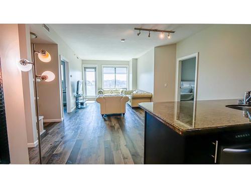 608-210 15 Avenue Se, Calgary, AB - Indoor Photo Showing Other Room