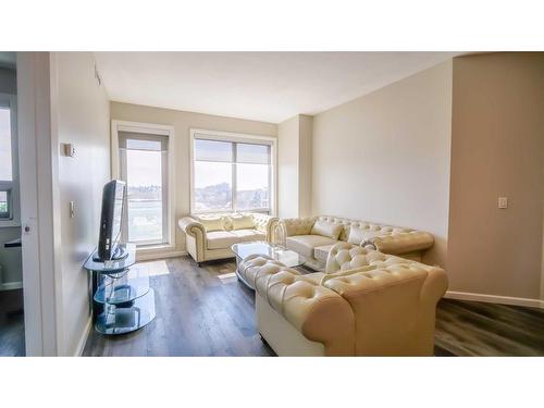 608-210 15 Avenue Se, Calgary, AB - Indoor Photo Showing Living Room