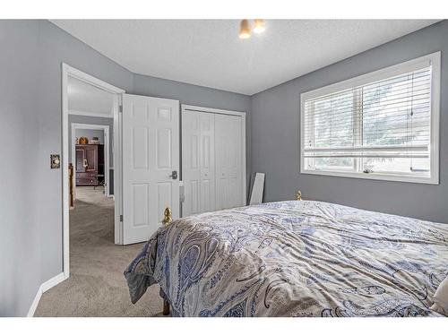 47 Strathlorne Crescent Sw, Calgary, AB - Indoor Photo Showing Bedroom
