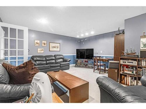 47 Strathlorne Crescent Sw, Calgary, AB - Indoor Photo Showing Living Room