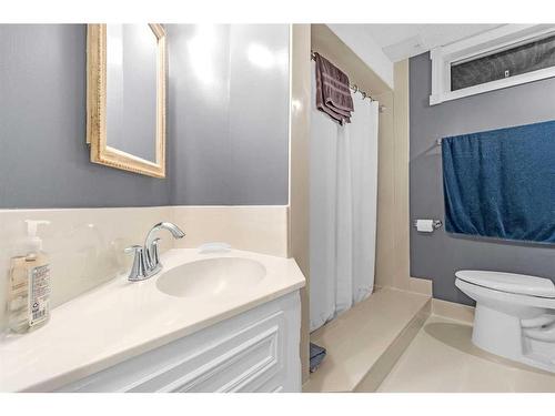 47 Strathlorne Crescent Sw, Calgary, AB - Indoor Photo Showing Bathroom
