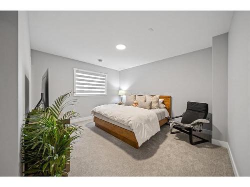 286 Coopers Cove Sw, Airdrie, AB - Indoor Photo Showing Bedroom