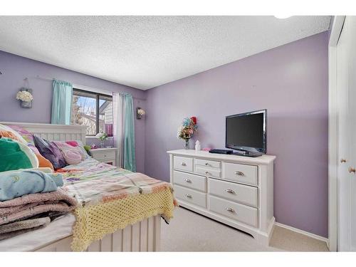 140 Silvergrove Hill Nw, Calgary, AB - Indoor Photo Showing Bedroom