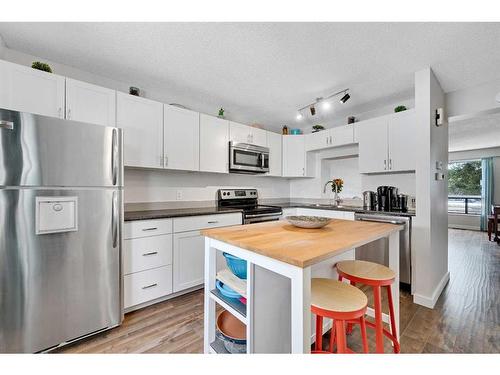 140 Silvergrove Hill Nw, Calgary, AB - Indoor Photo Showing Kitchen With Upgraded Kitchen