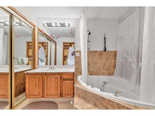 4720 60 Street Ne, Calgary, AB - Indoor Photo Showing Bathroom