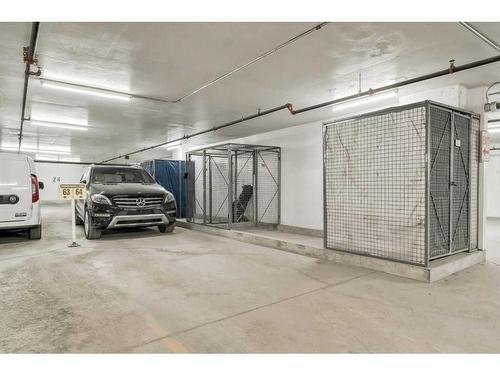 1908-3820 Brentwood Road Nw, Calgary, AB - Indoor Photo Showing Garage