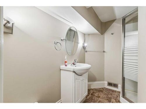 412 Allston Avenue Se, Calgary, AB - Indoor Photo Showing Bathroom