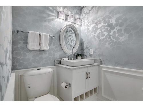 101-828 Memorial Drive Nw, Calgary, AB - Indoor Photo Showing Bathroom