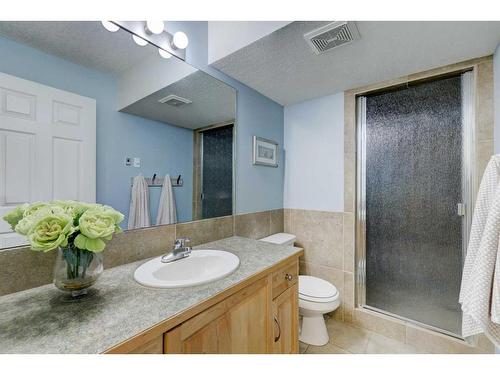 215 Gleneagles View, Cochrane, AB - Indoor Photo Showing Bathroom