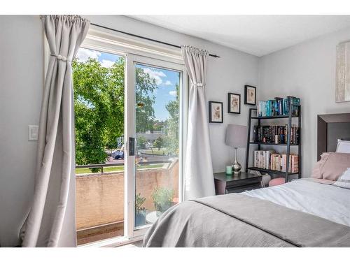 1521 11 Street Sw, Calgary, AB - Indoor Photo Showing Bedroom