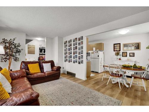 7708 Hunterview Drive Nw, Calgary, AB - Indoor Photo Showing Living Room