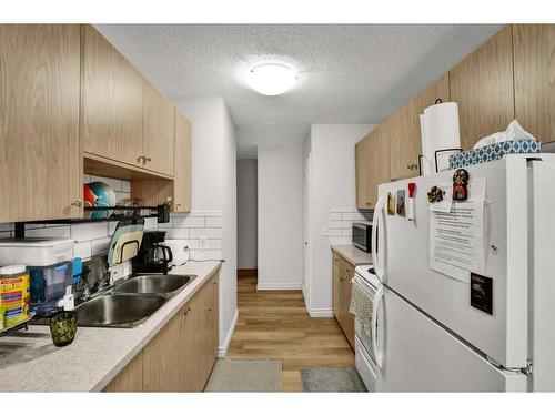 7708 Hunterview Drive Nw, Calgary, AB - Indoor Photo Showing Kitchen With Double Sink