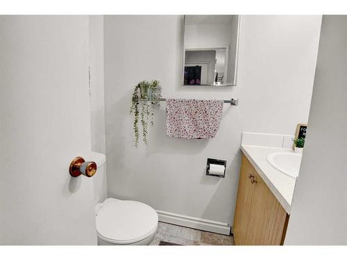 7708 Hunterview Drive Nw, Calgary, AB - Indoor Photo Showing Bathroom