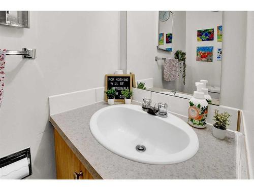 7708 Hunterview Drive Nw, Calgary, AB - Indoor Photo Showing Bathroom