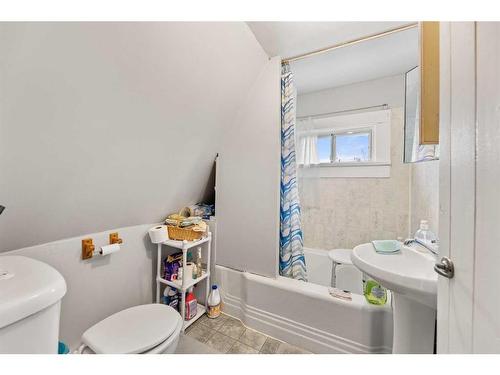 5138 52 Street, Olds, AB - Indoor Photo Showing Bathroom