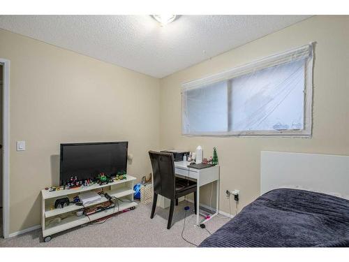 1211-2200 Woodview Drive Sw, Calgary, AB - Indoor Photo Showing Bedroom