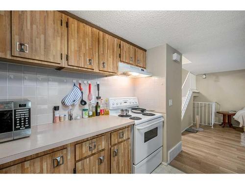 1211-2200 Woodview Drive Sw, Calgary, AB - Indoor Photo Showing Kitchen