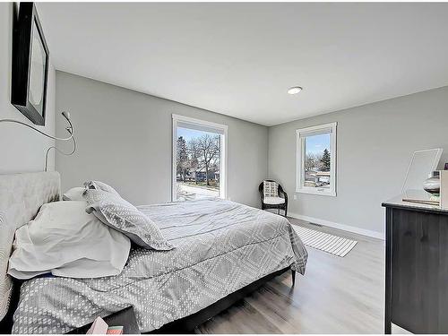 6048 18 Street Se, Calgary, AB - Indoor Photo Showing Bedroom