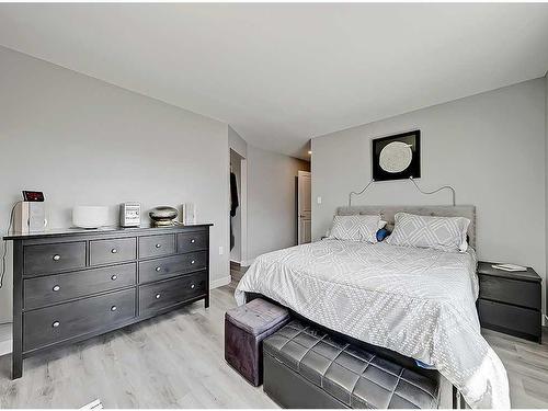 6048 18 Street Se, Calgary, AB - Indoor Photo Showing Bedroom