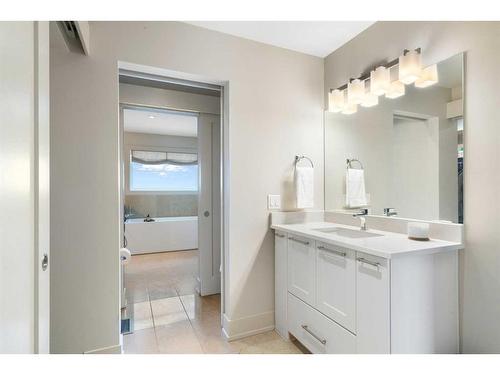 2012 29 Avenue Sw, Calgary, AB - Indoor Photo Showing Bathroom