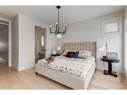 1637 23 Avenue Nw, Calgary, AB - Indoor Photo Showing Bedroom