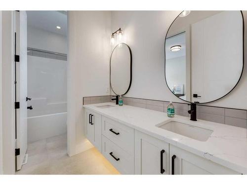 1637 23 Avenue Nw, Calgary, AB - Indoor Photo Showing Bathroom