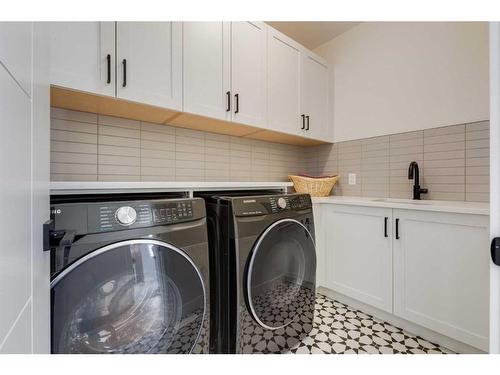 1637 23 Avenue Nw, Calgary, AB - Indoor Photo Showing Laundry Room