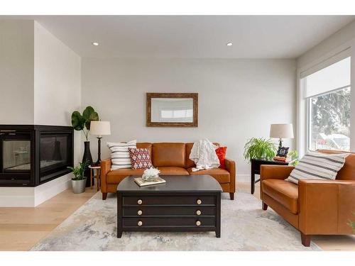 1637 23 Avenue Nw, Calgary, AB - Indoor Photo Showing Living Room