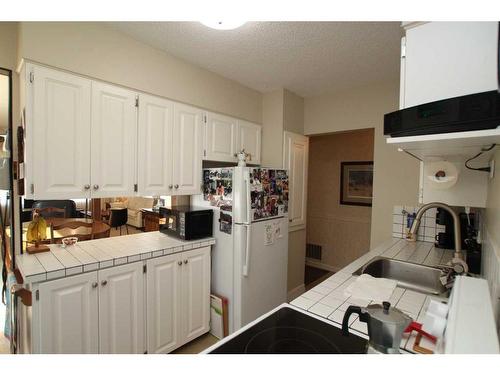 208 Spyhill Road Nw, Calgary, AB - Indoor Photo Showing Kitchen