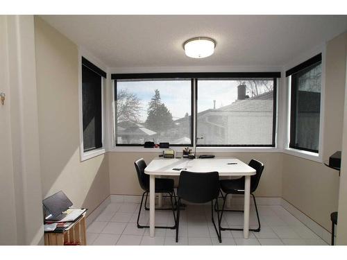 208 Spyhill Road Nw, Calgary, AB - Indoor Photo Showing Dining Room