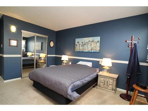 208 Spyhill Road Nw, Calgary, AB - Indoor Photo Showing Bedroom