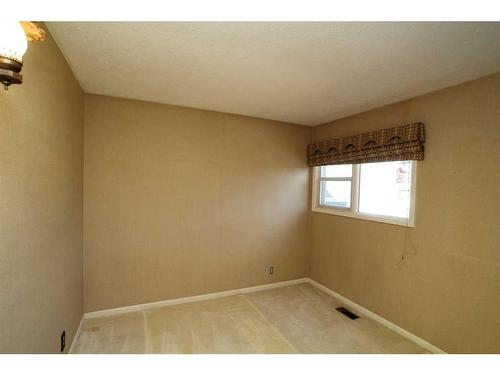 208 Spyhill Road Nw, Calgary, AB - Indoor Photo Showing Other Room