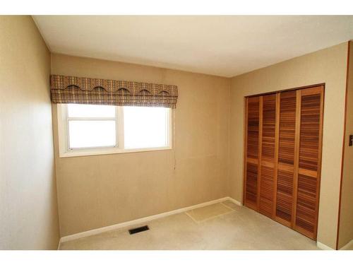 208 Spyhill Road Nw, Calgary, AB - Indoor Photo Showing Other Room
