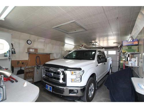 208 Spyhill Road Nw, Calgary, AB - Indoor Photo Showing Garage