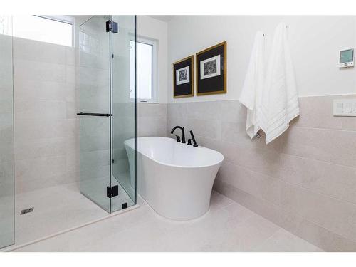 21 Glenside Drive Sw, Calgary, AB - Indoor Photo Showing Bathroom