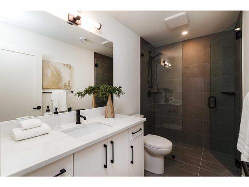 21 Glenside Drive Sw, Calgary, AB - Indoor Photo Showing Bathroom