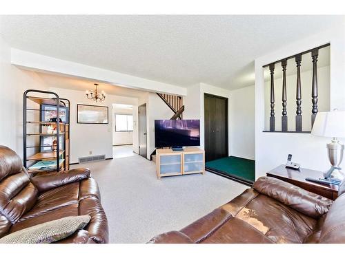 2816 38 Street Sw, Calgary, AB - Indoor Photo Showing Living Room