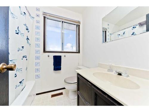 2816 38 Street Sw, Calgary, AB - Indoor Photo Showing Bathroom