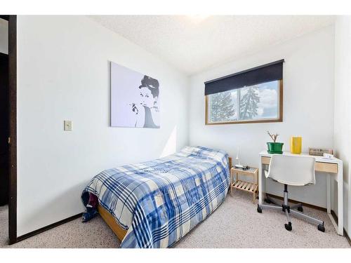 2816 38 Street Sw, Calgary, AB - Indoor Photo Showing Bedroom