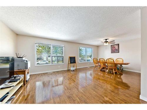 2816 38 Street Sw, Calgary, AB - Indoor Photo Showing Living Room