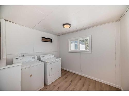 817 Bayview Crescent, Strathmore, AB - Indoor Photo Showing Laundry Room