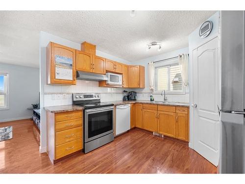 255 Taravista Drive Ne, Calgary, AB - Indoor Photo Showing Kitchen With Double Sink