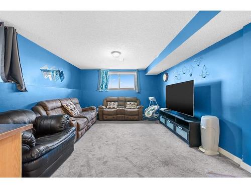 255 Taravista Drive Ne, Calgary, AB - Indoor Photo Showing Living Room