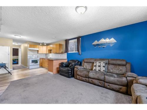 255 Taravista Drive Ne, Calgary, AB - Indoor Photo Showing Living Room
