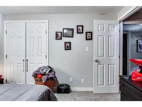 77 Westview Drive, Sylvan Lake, AB - Indoor Photo Showing Bedroom
