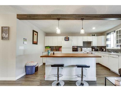 77 Westview Drive, Sylvan Lake, AB - Indoor Photo Showing Kitchen