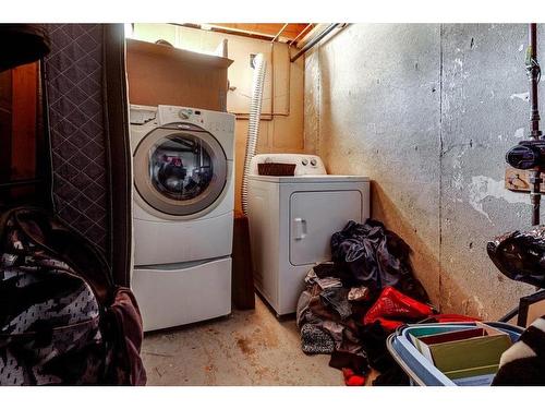 77 Westview Drive, Sylvan Lake, AB - Indoor Photo Showing Laundry Room
