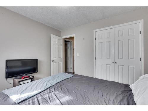77 Westview Drive, Sylvan Lake, AB - Indoor Photo Showing Bedroom