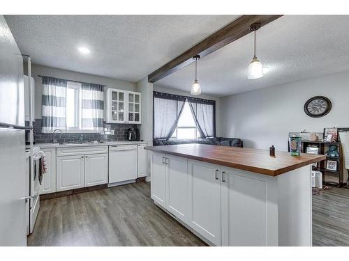 77 Westview Drive, Sylvan Lake, AB - Indoor Photo Showing Kitchen